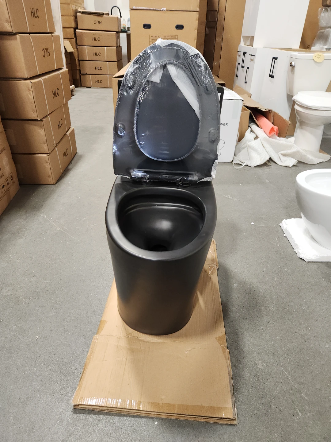 Matt black toilet - photo 3