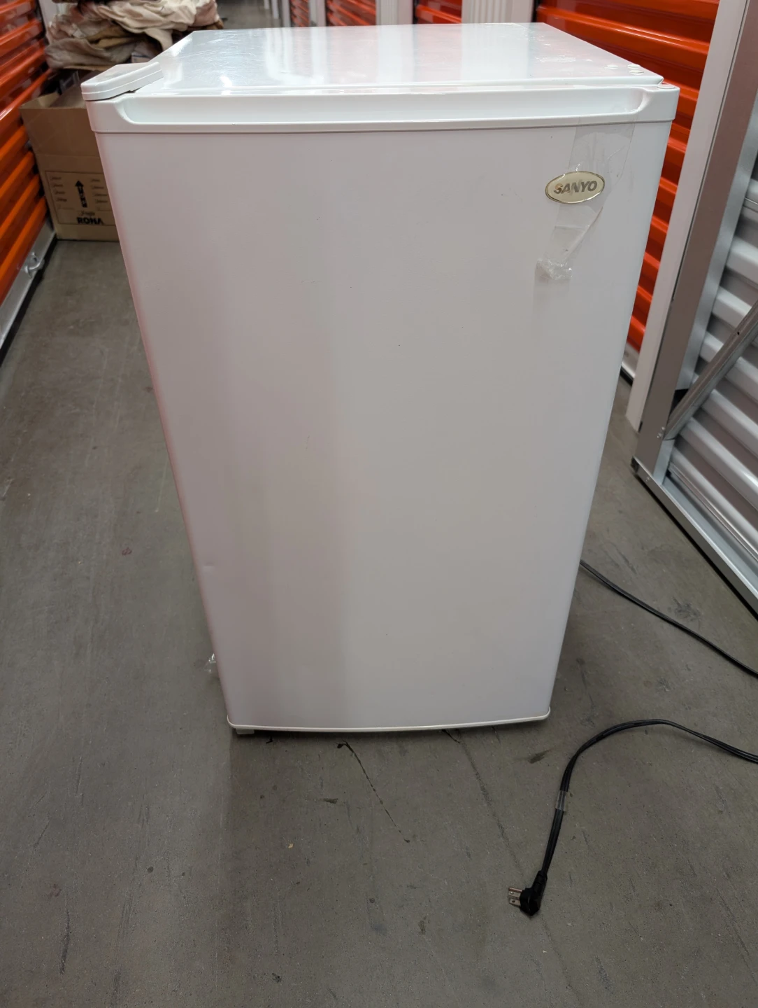 Sanyo White Mini Fridge - photo 3