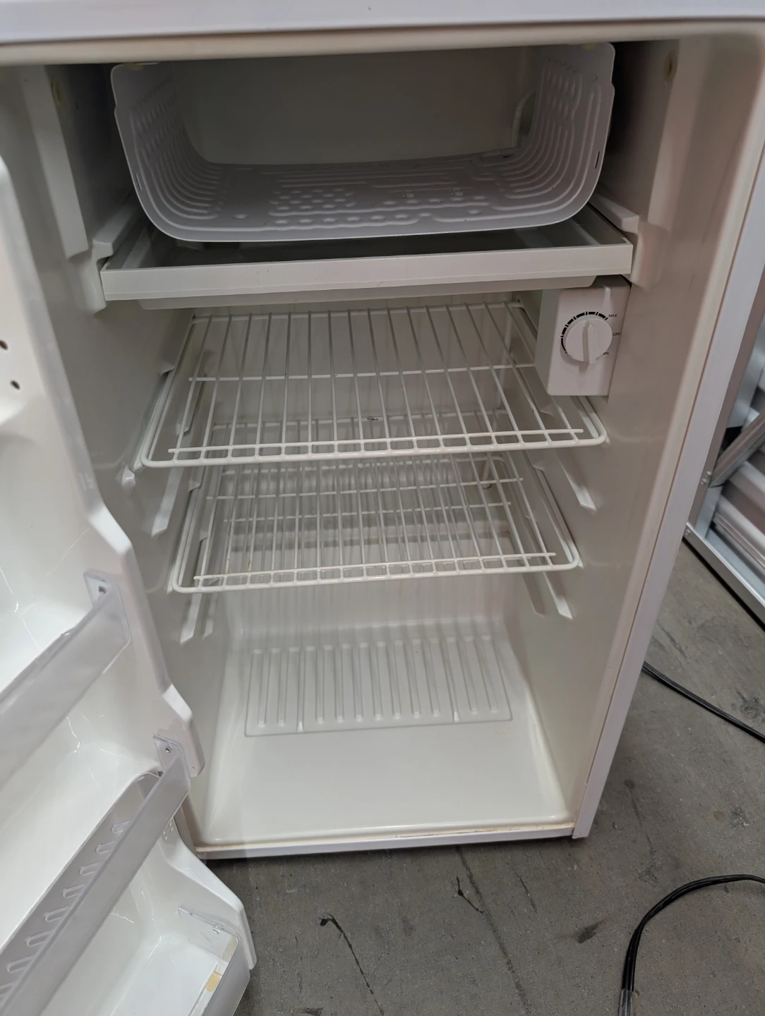 Sanyo White Mini Fridge - photo 4