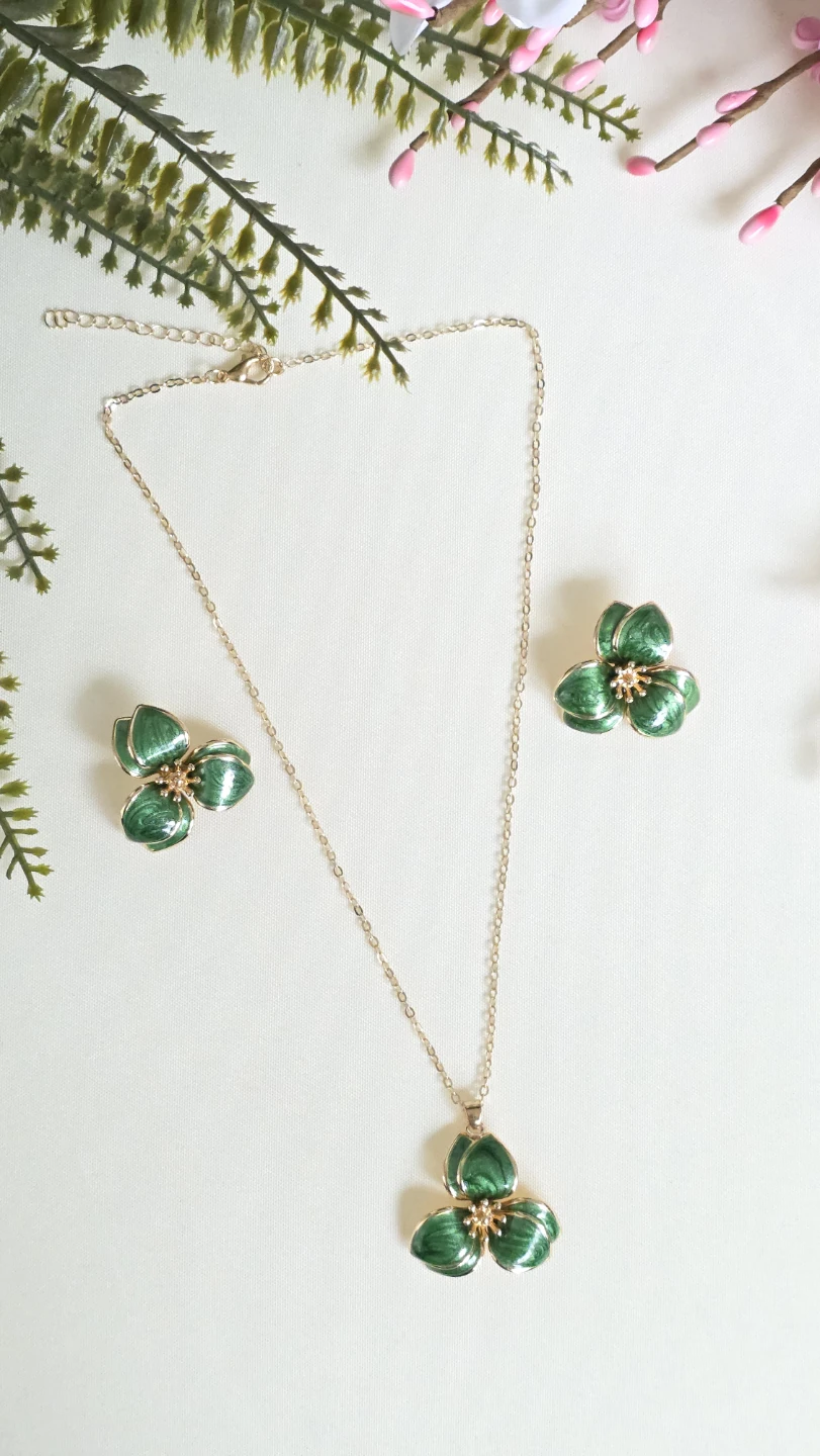 Green Flower Pendant Necklace and Earrings Set