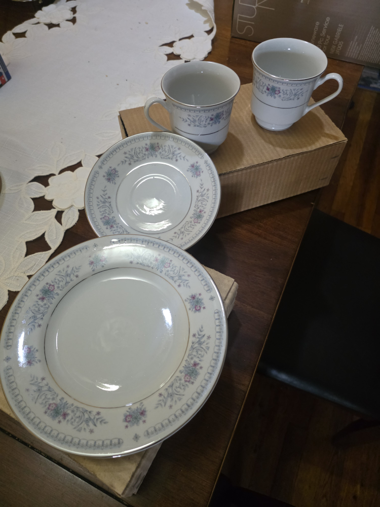 Floral Design Dinnerware Set - photo 2