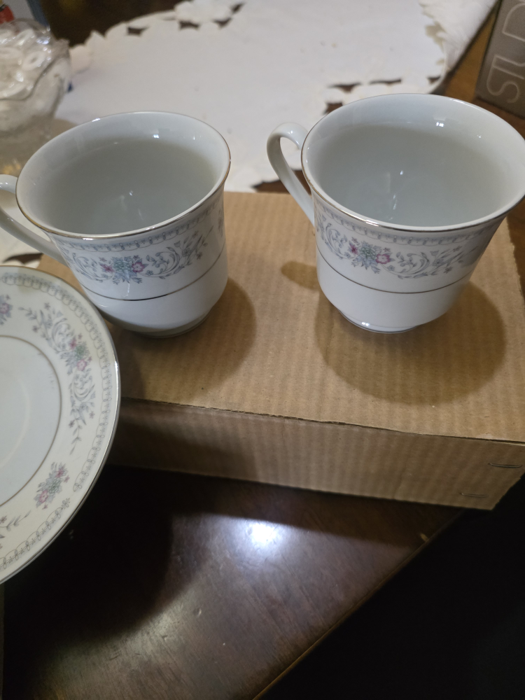 Floral Design Dinnerware Set - photo 5