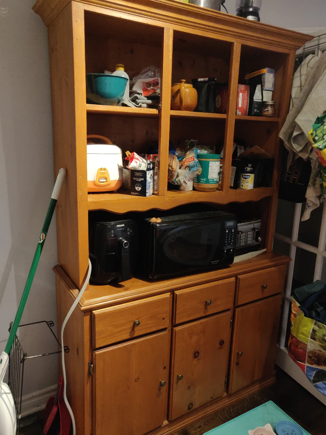 Sturdy, two-piece hutch