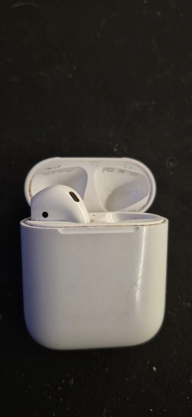 Apple AirPods (2nd Gen) Charging Case with Earbud