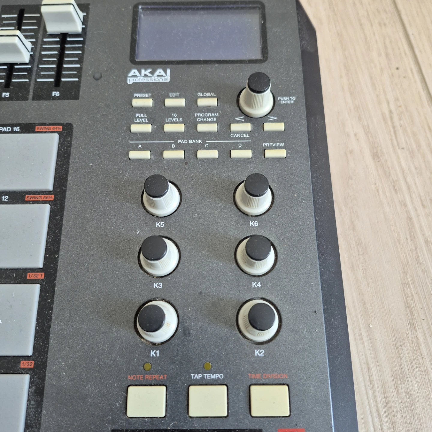 AKAI MPD26 USB/MIDI Pad Controller