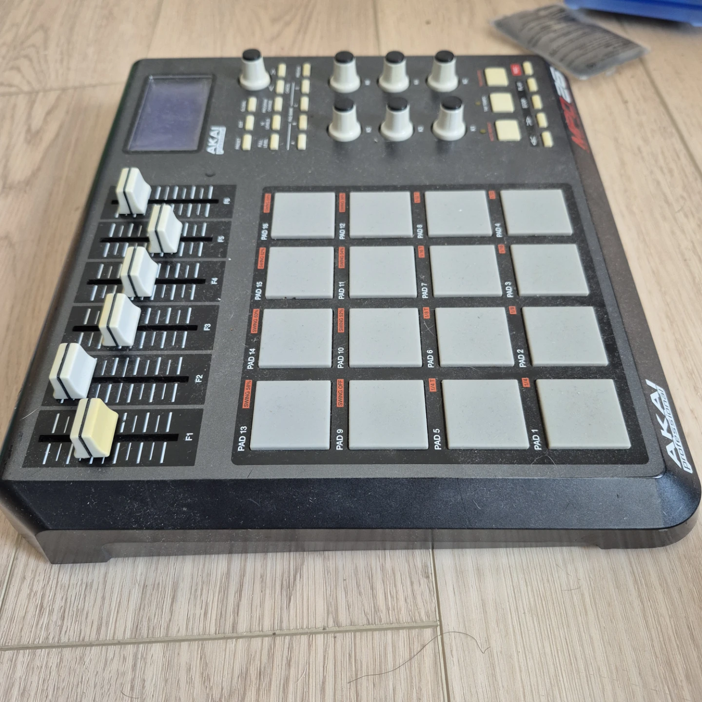 AKAI MPD26 USB/MIDI Pad Controller - photo 2