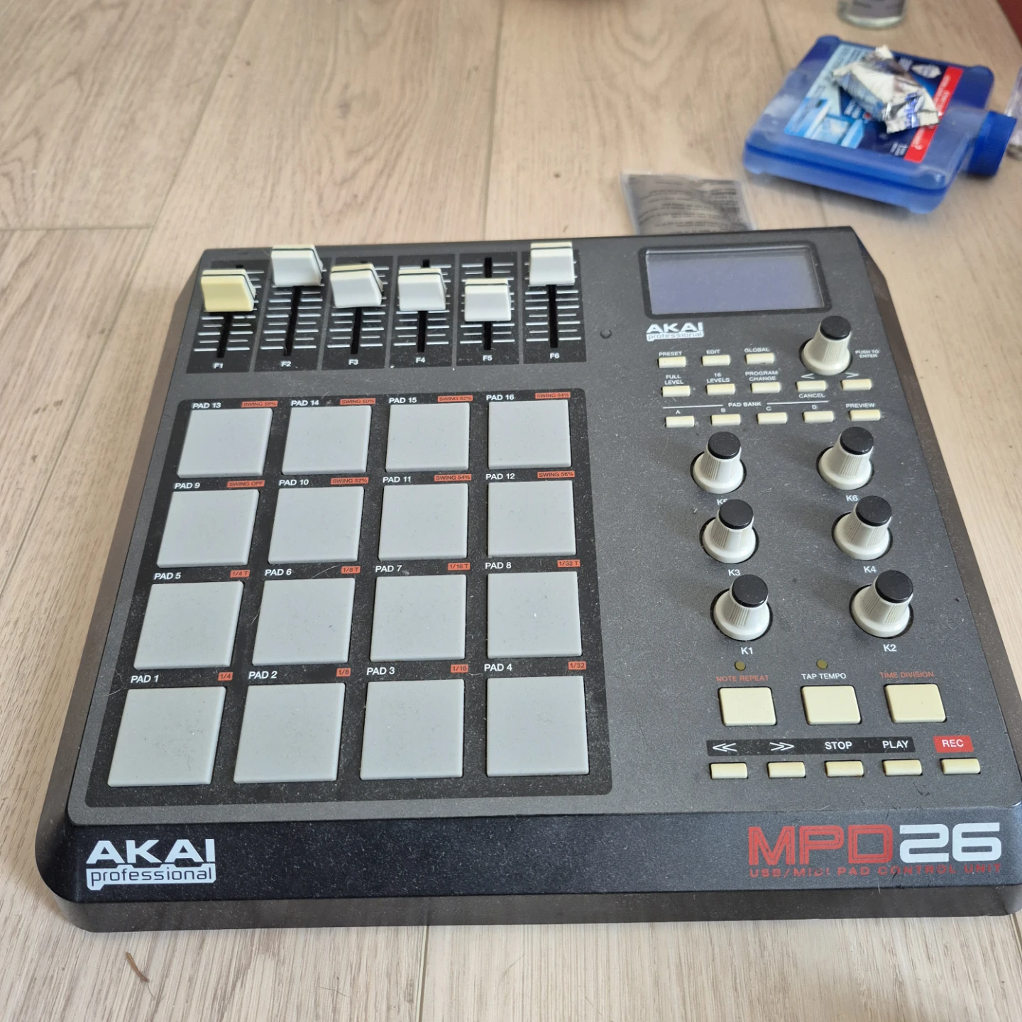 AKAI MPD26 USB/MIDI Pad Controller - photo 4