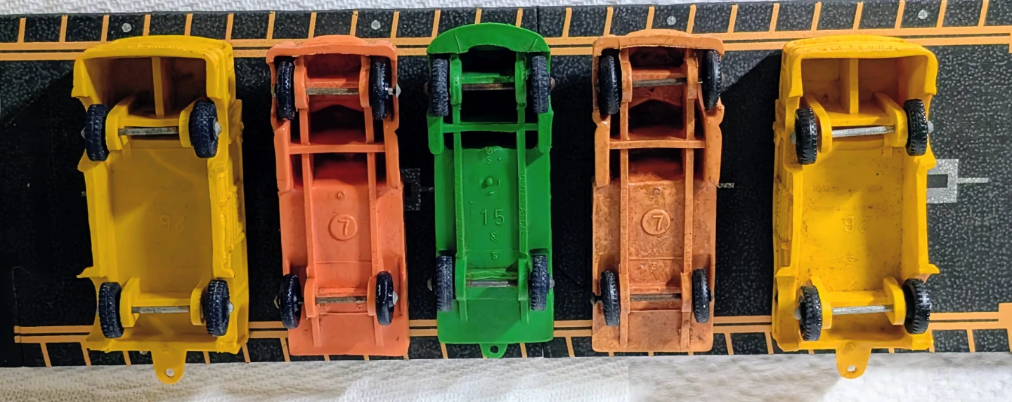 Set ( Lot C ) of 5 Vintage Rubber Toy Trucks - photo 4