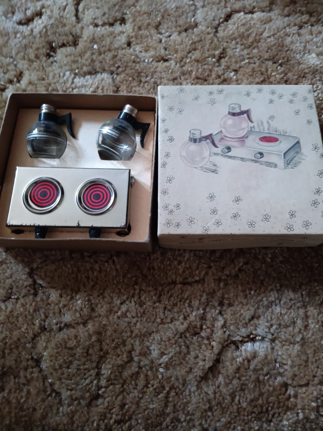 Vintage Miniature Stove Top with Salt & Pepper Shakers - photo 3