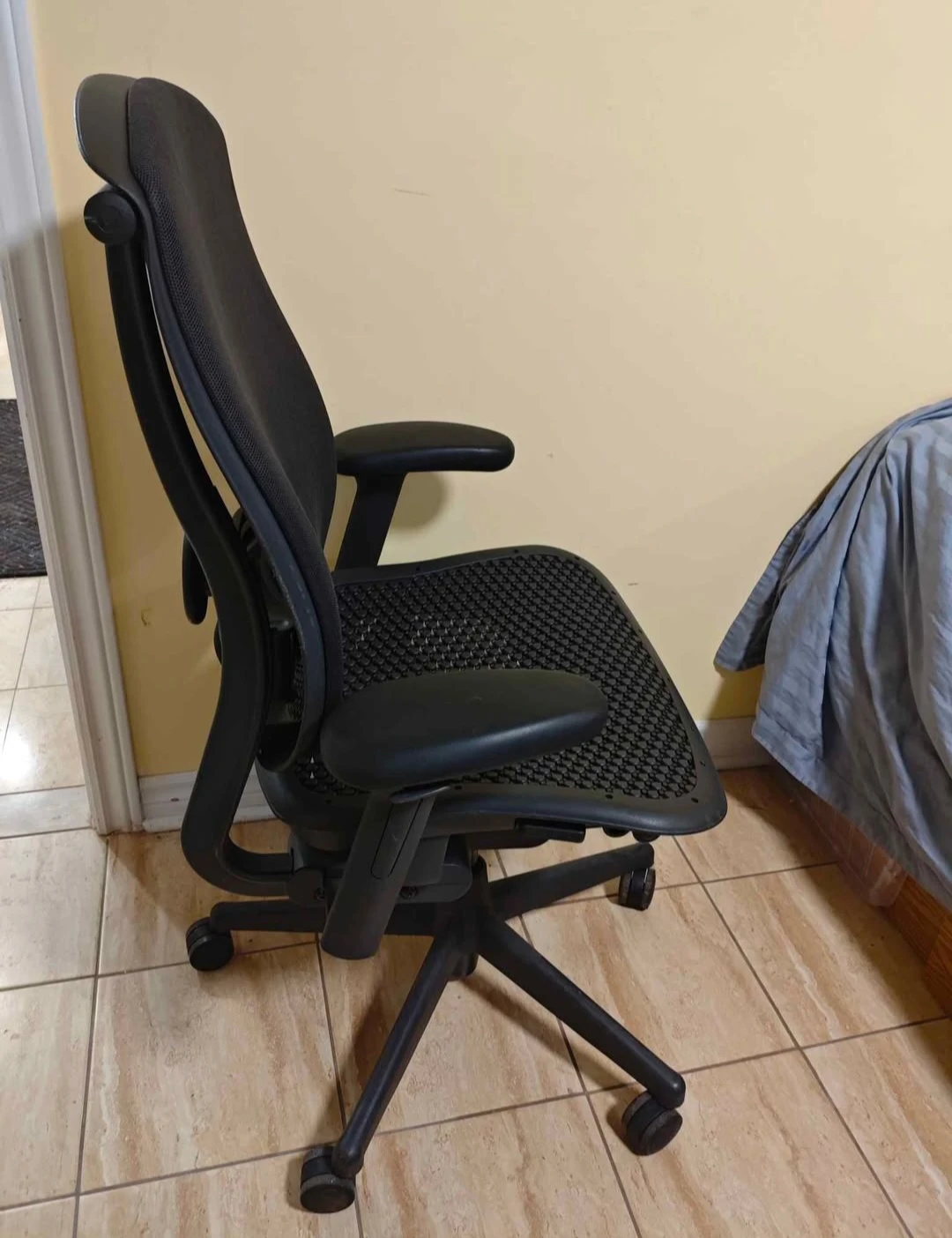 Herman Miller Aeron Size B OFFICE CHAIR - photo 2