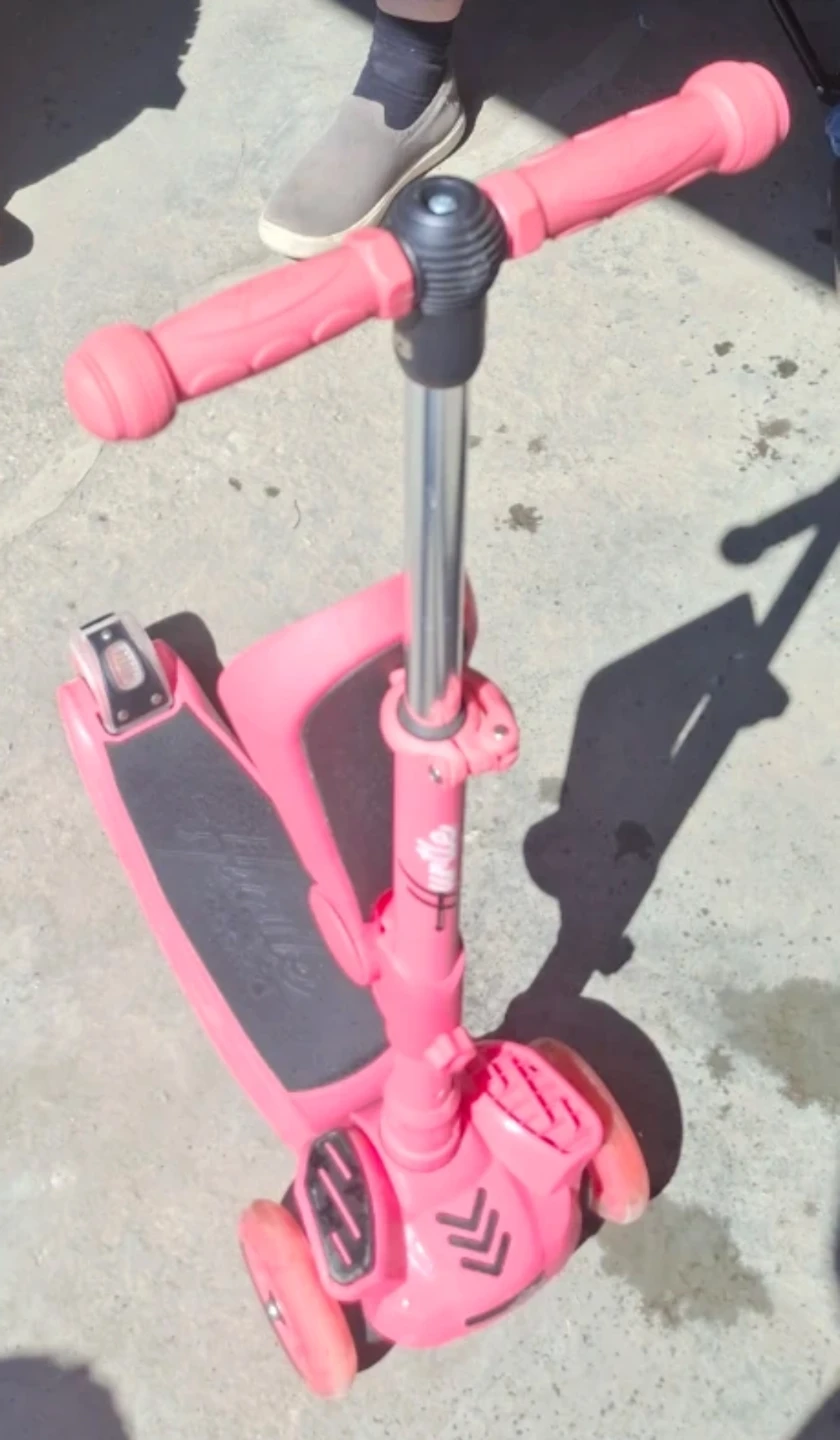 Hurtle Light Up 3 Wheel Scooter - photo 3