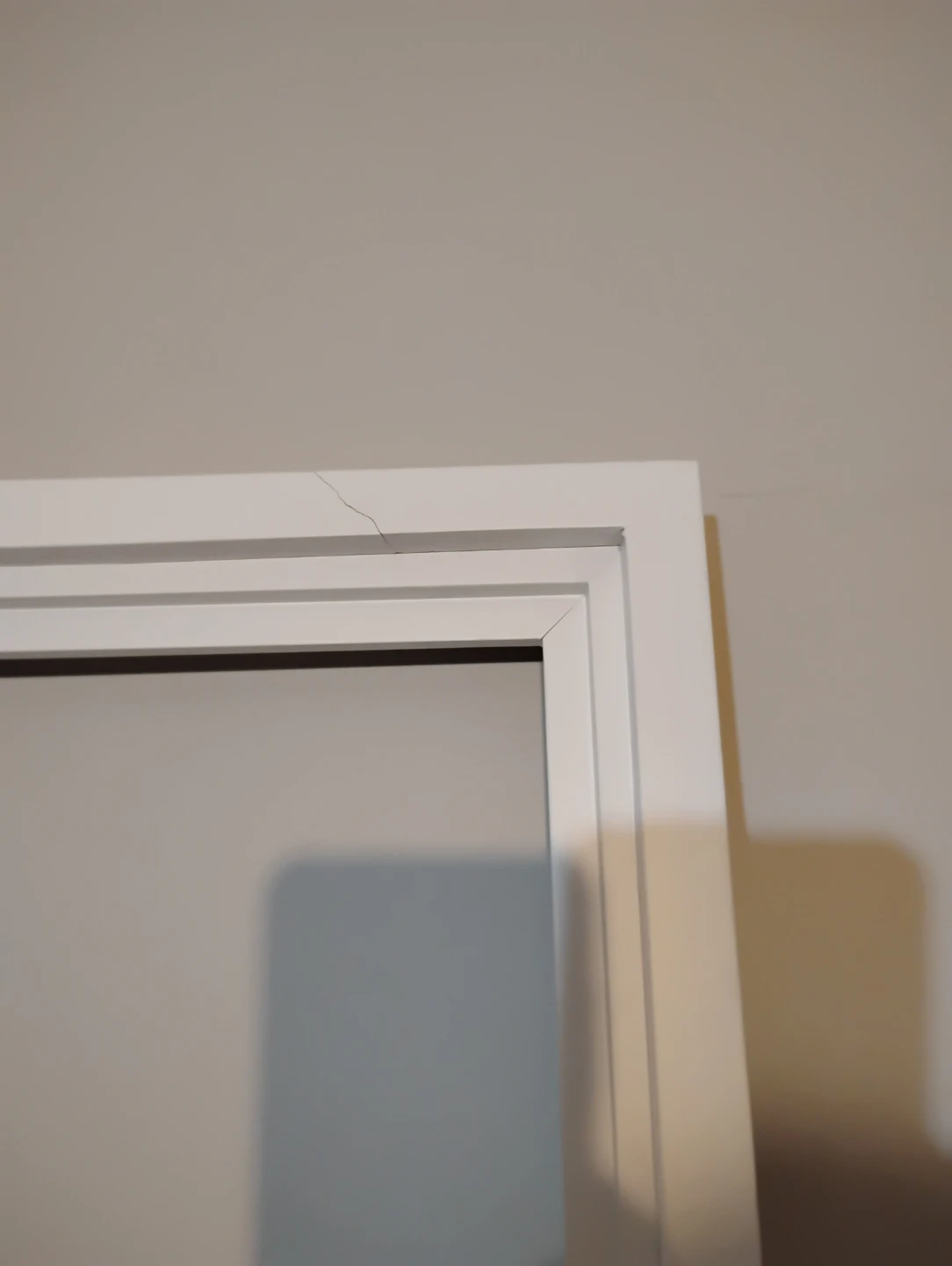 White Picture Frame " floating style" 2x3" feet - photo 5