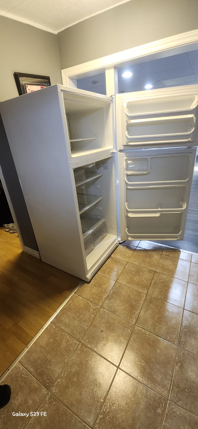 Frigidaire Refrigerator - photo 3
