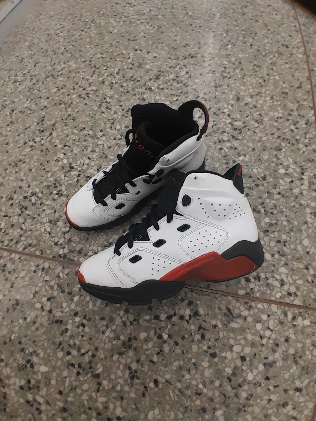 Air Jordan 6 Retro Sneakers Teens/Boys Size 7