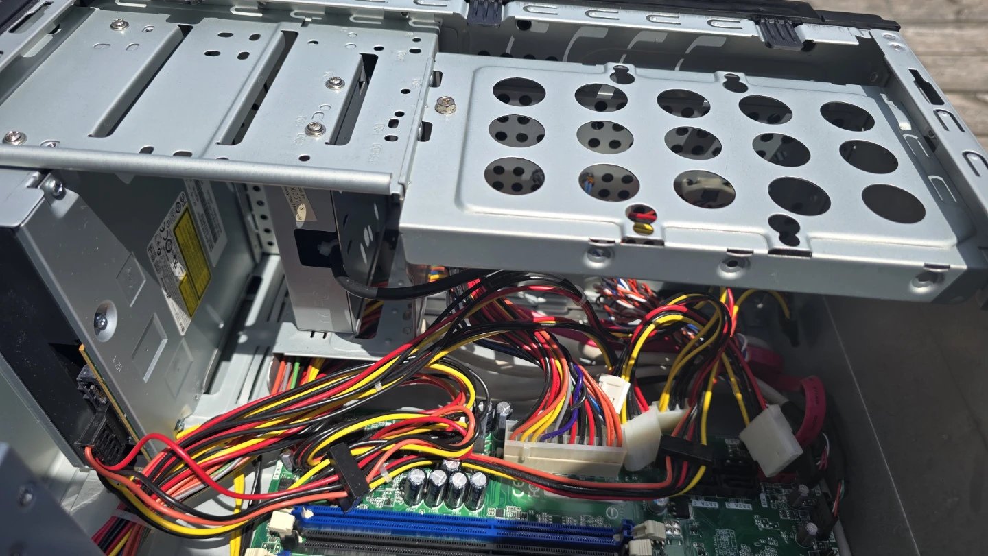 LG Desktop Computer Tower + 4GB RAM - photo 3