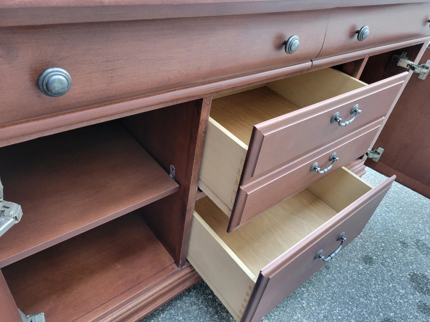 Beautiful Traditional Sideboard / Buffet / Console Table. - photo 5