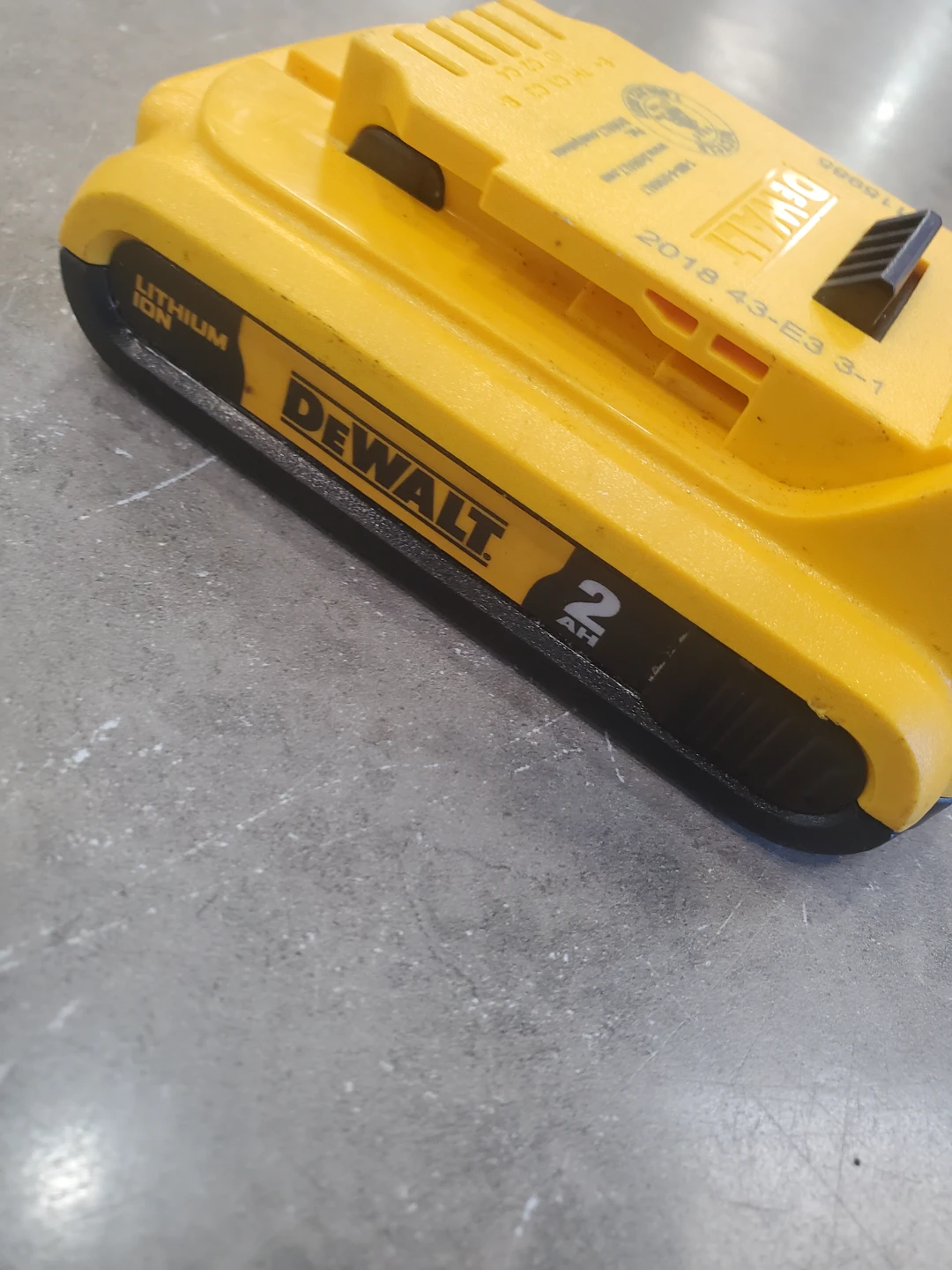 DeWalt 20V 2.0 Ah Lithium Ion Battery - photo 2
