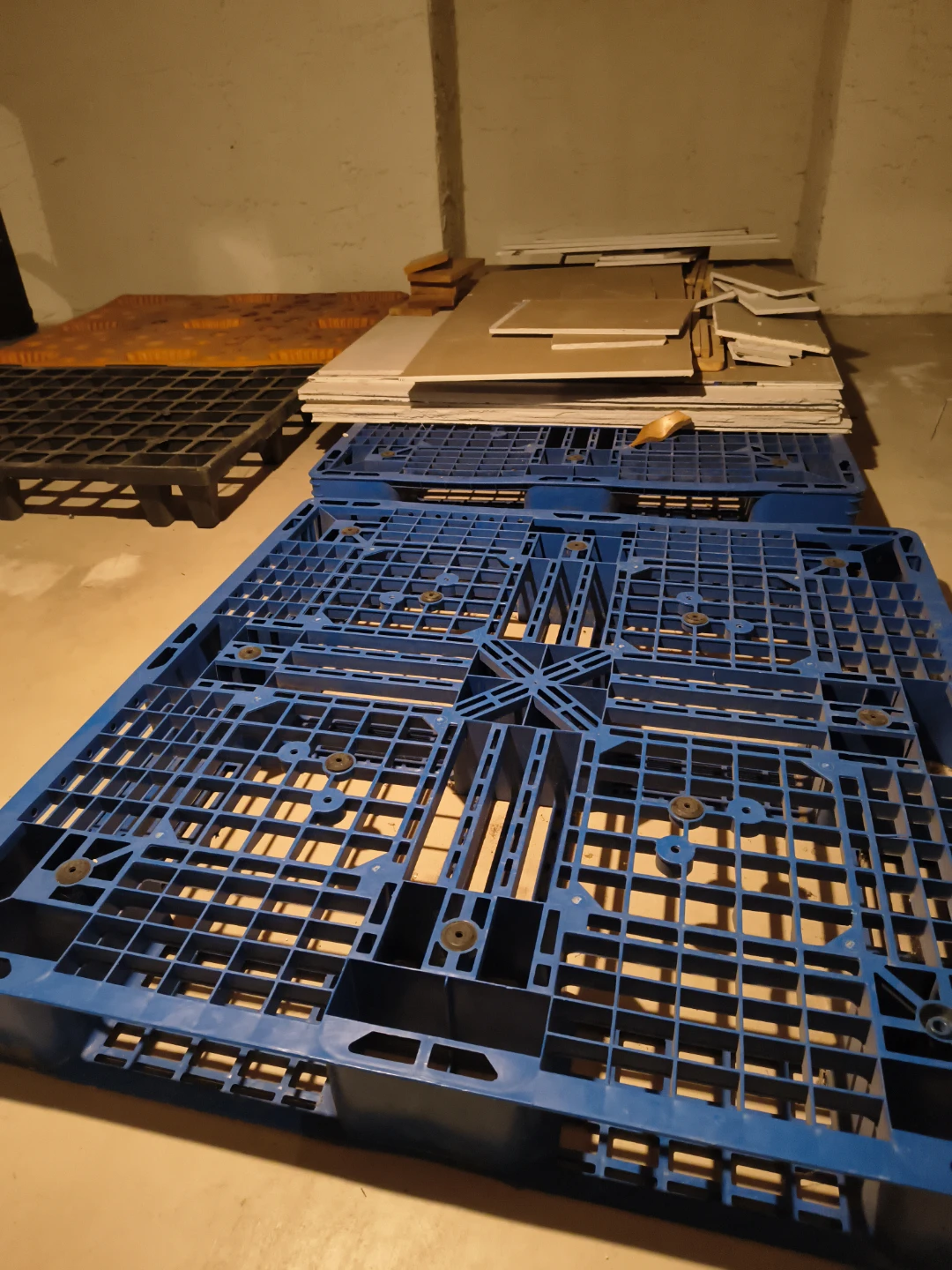 Blue Plastic Pallets + two others (and drywall) - photo 4