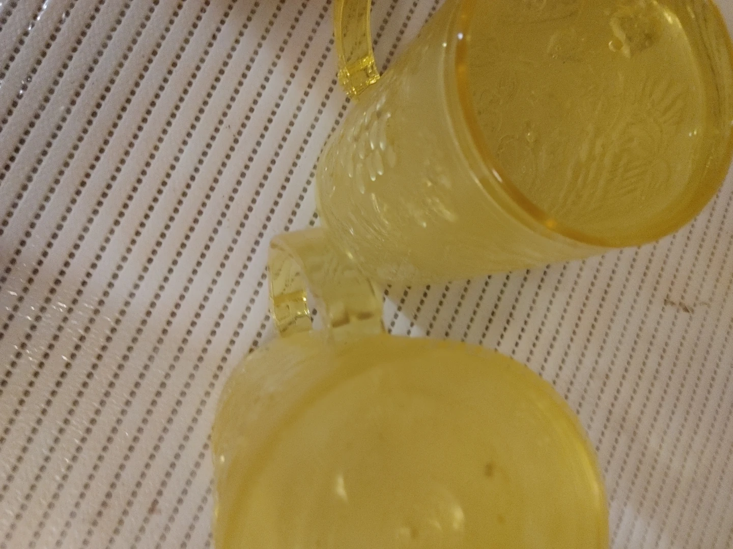 Set of 2 Yellow Embossed Plastic Mugs - photo 2