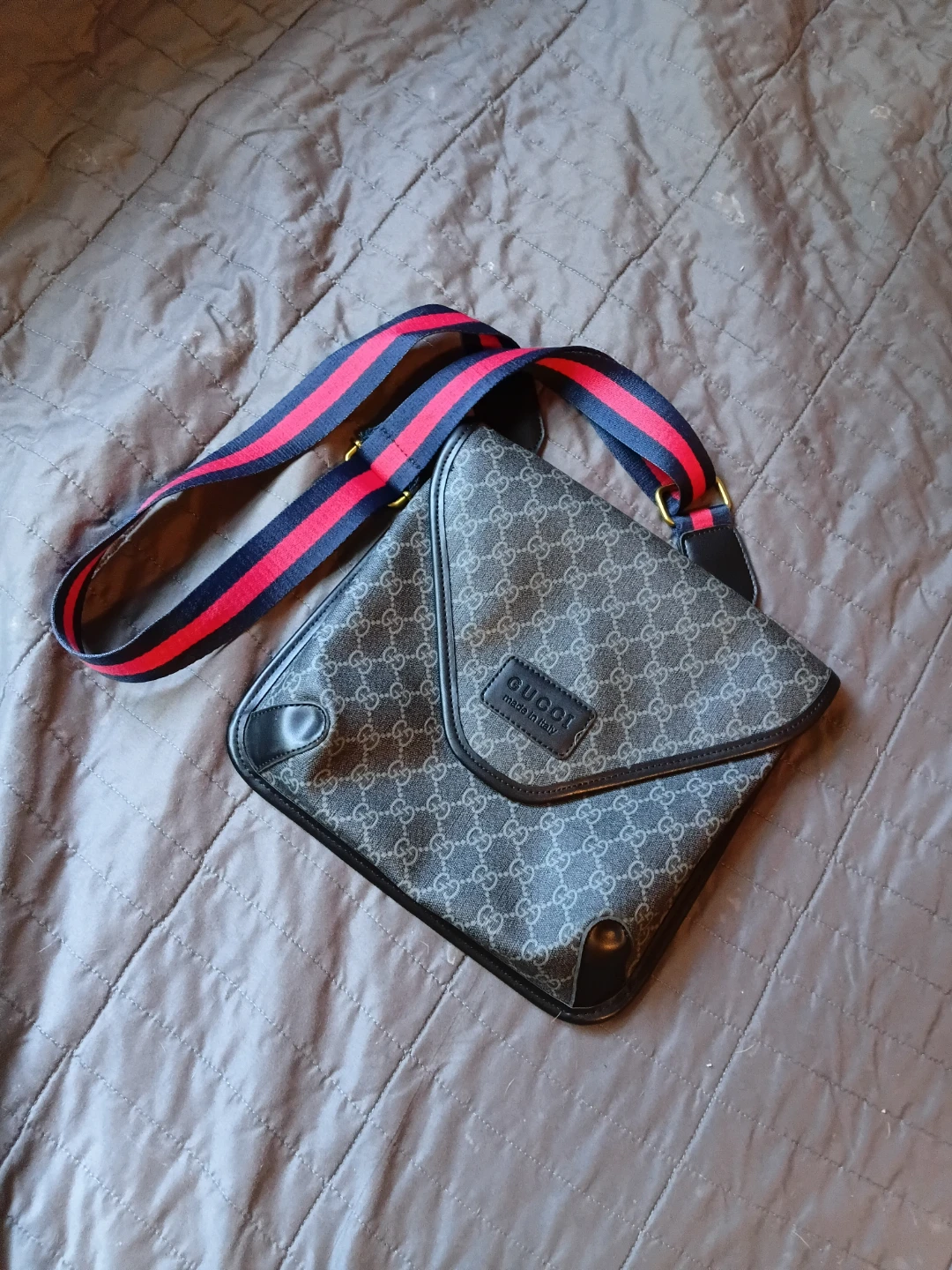 (Authentic) gg supreme messenger gucci bag