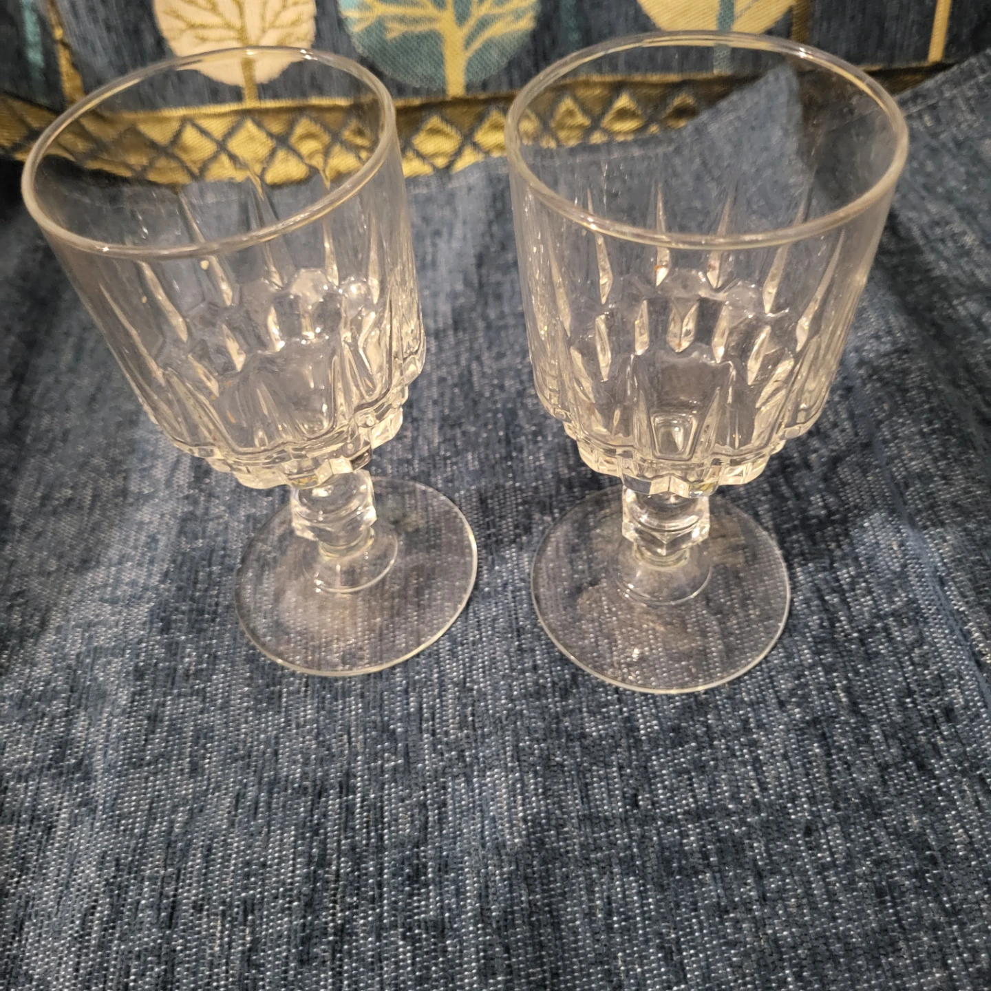 Set of 2 Clear Decorative Wine Glasses