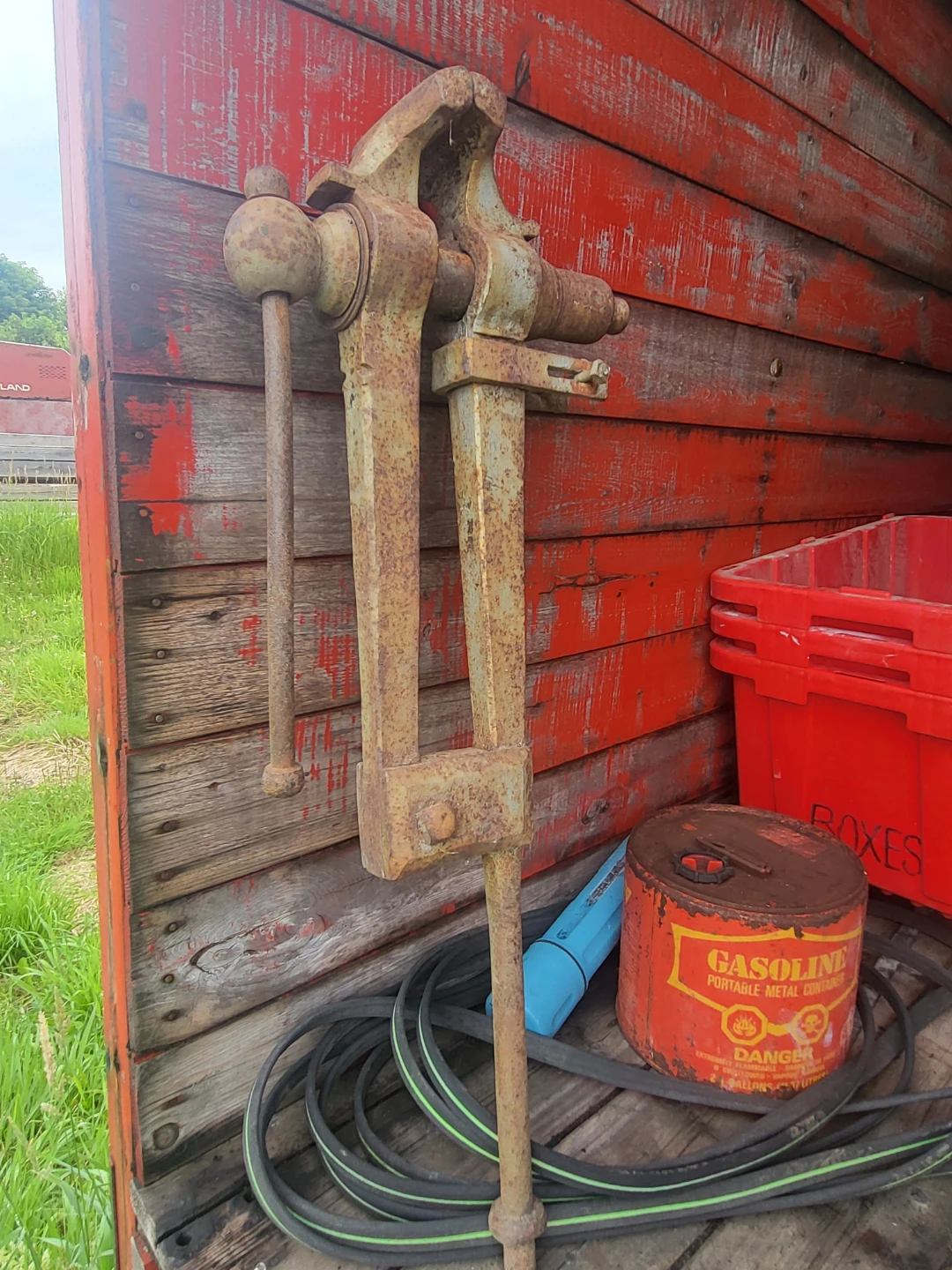 Heavy Duty Black Smith Post Vise Tool