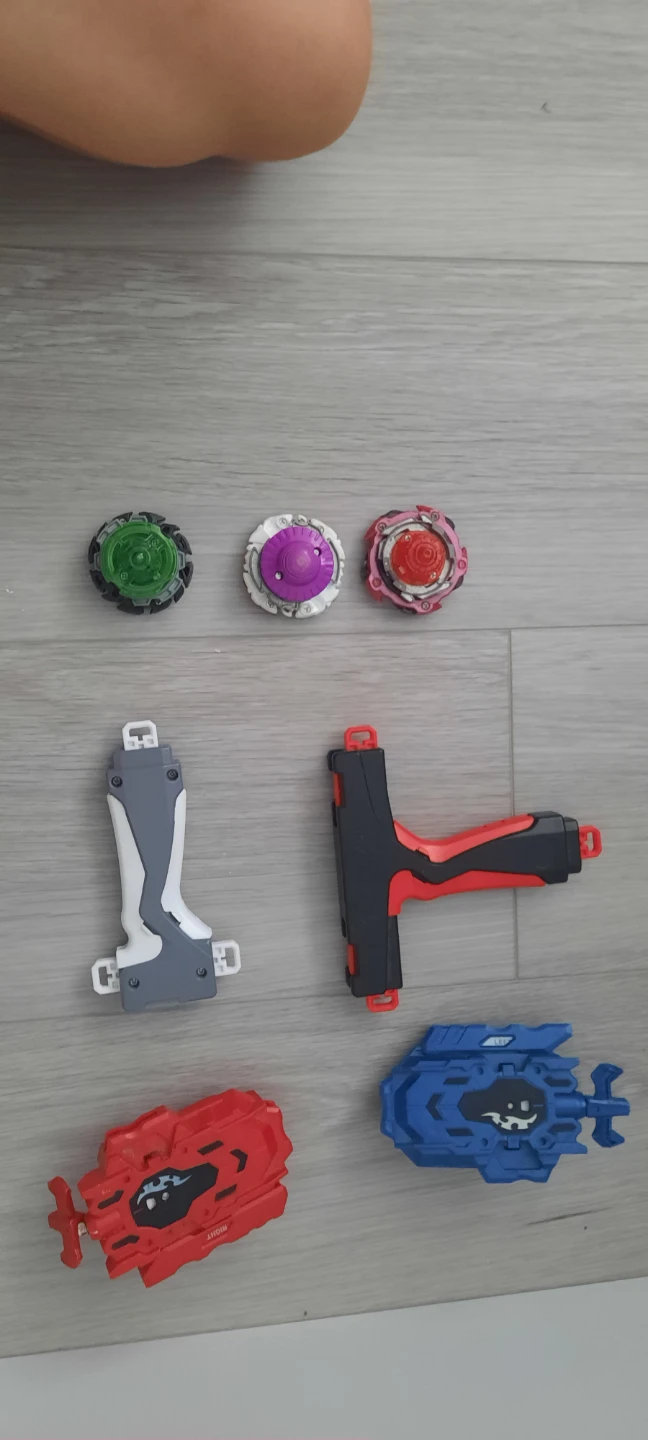 Beyblade Lot - 3 Beyblades, 2 Launchers, 2 Grips - photo 2