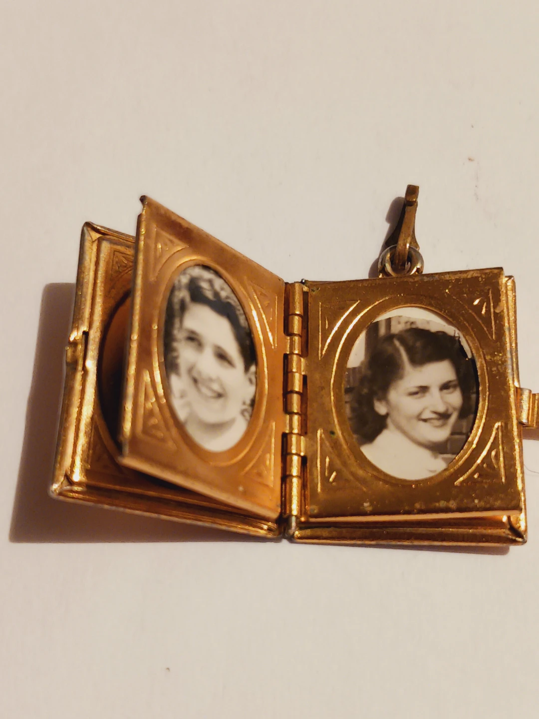 Antique Ornate Gold Tone Photo Locket Pendant - photo 3