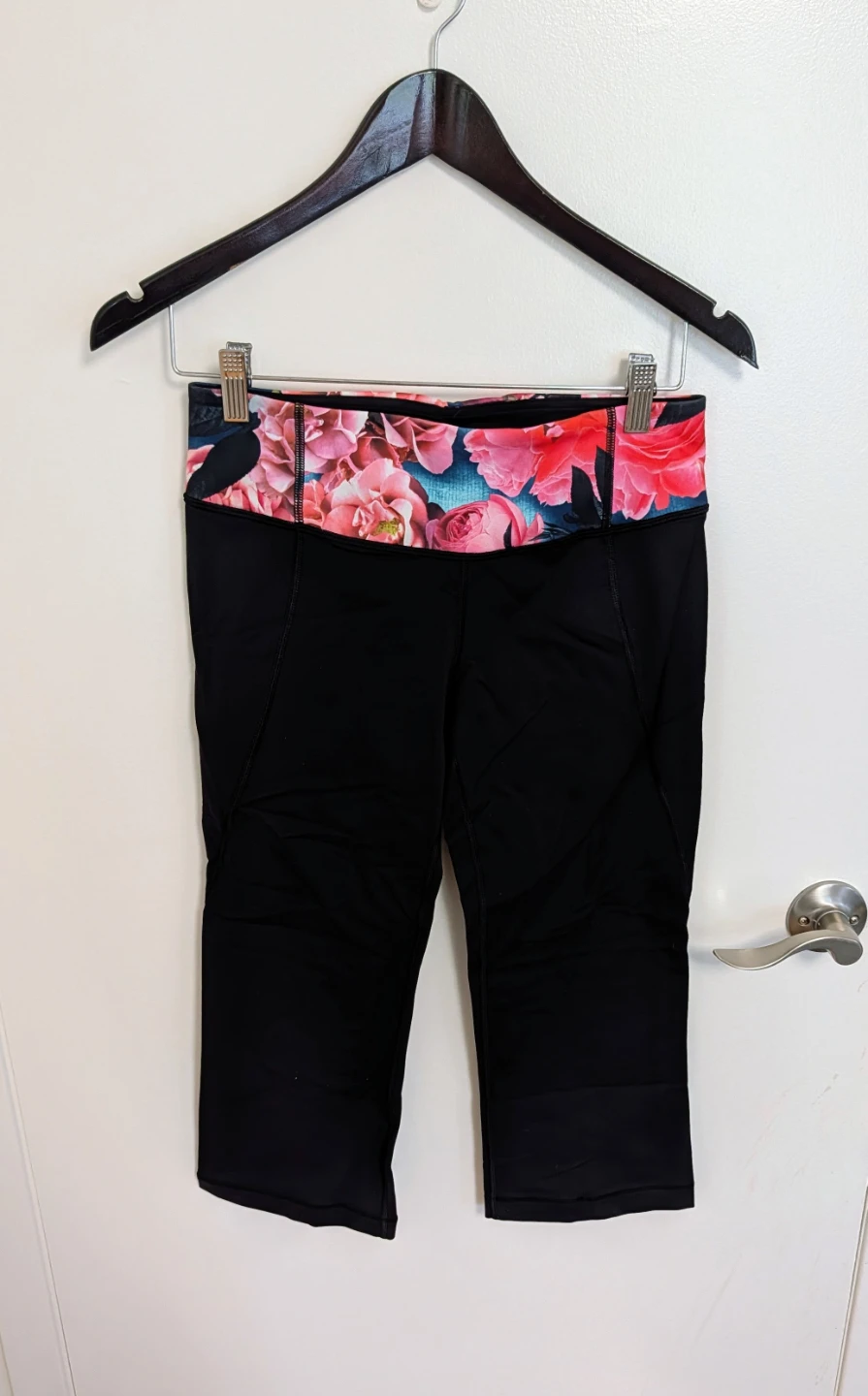 Lululemon Athletica Black Floral Capri Leggings - Women's Size 6