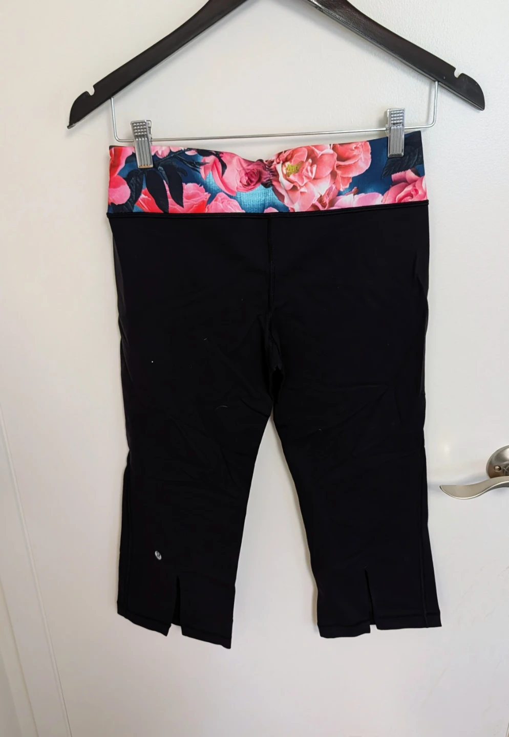 Lululemon Athletica Black Floral Capri Leggings - Women's Size 6 - photo 3