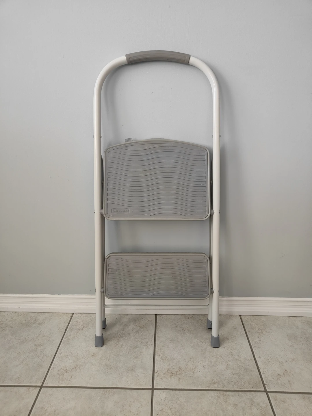 Rubbermaid 2-Step Collapsible Stepladder - photo 2