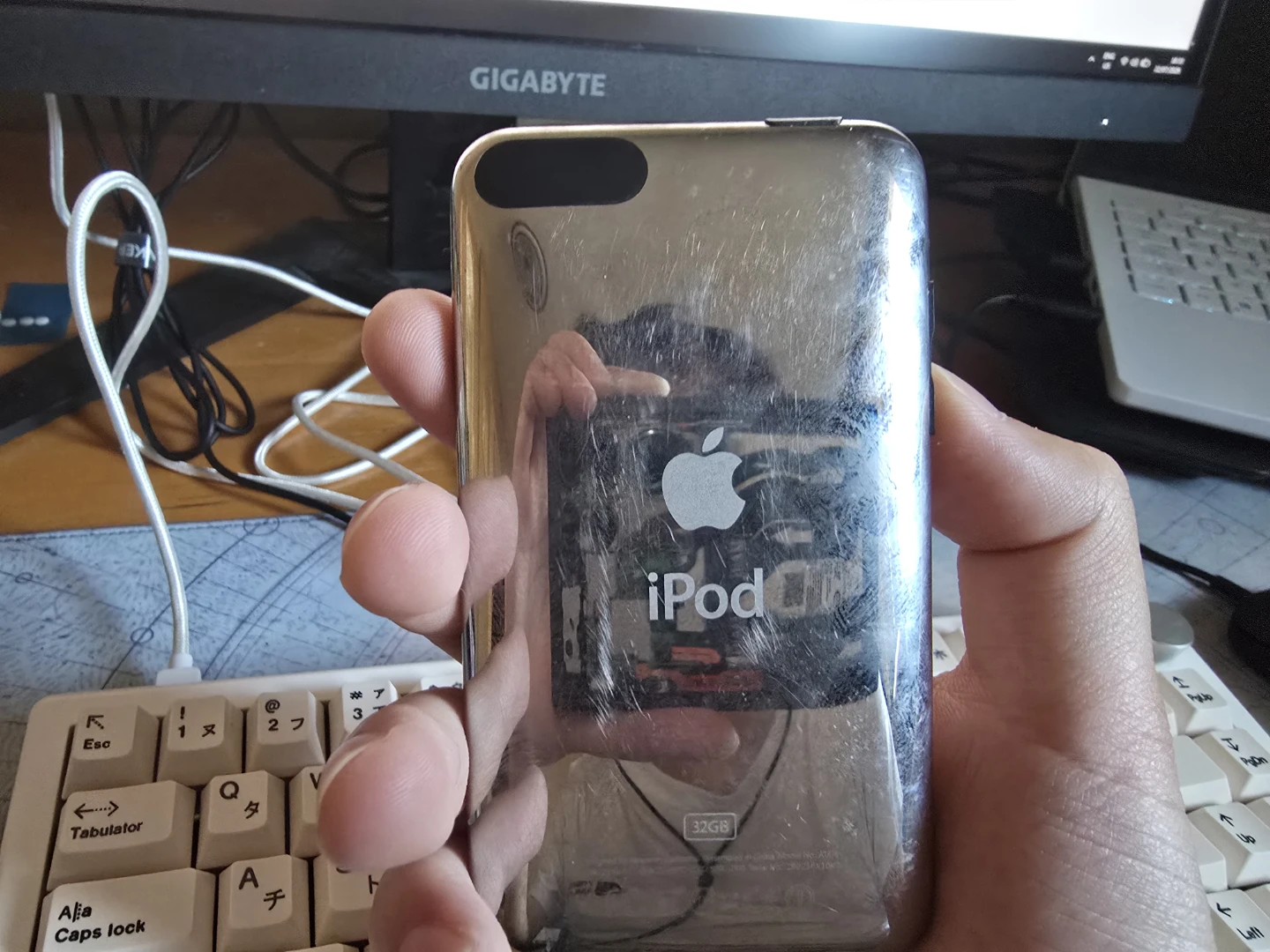 Apple iPod Touch 3rd gen 32GB - photo 2