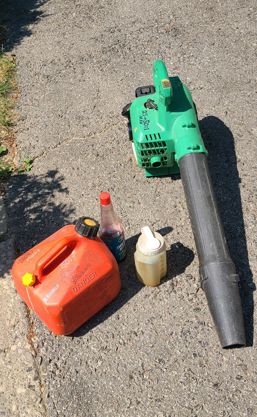 Hitachi Gas Leaf Blower 2- Cycle - Great Condition! - photo 2