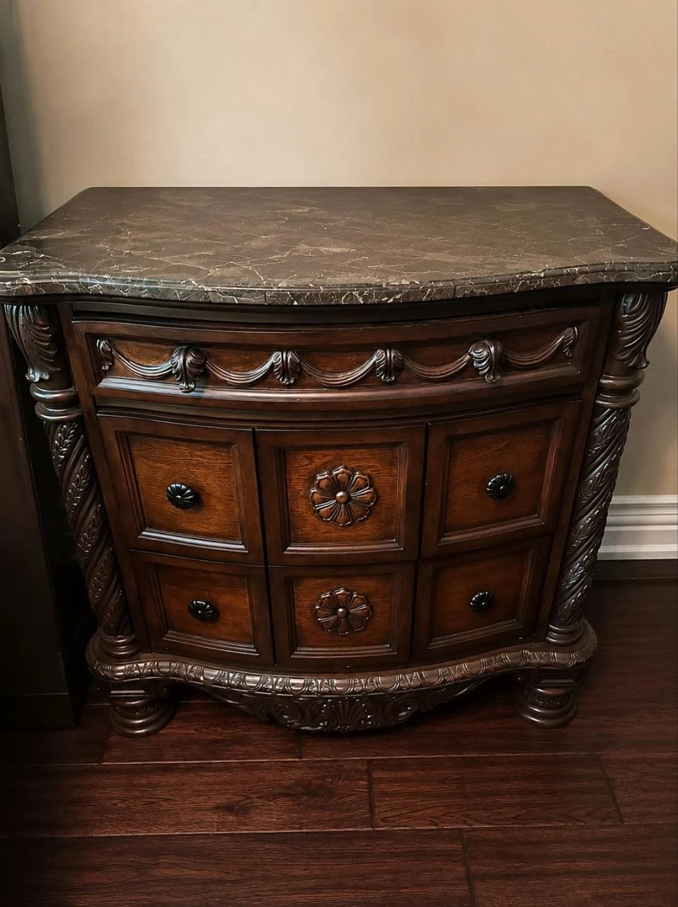 URGENT SELL, Luxury 5-Piece Bedroom Set - OBO - photo 3
