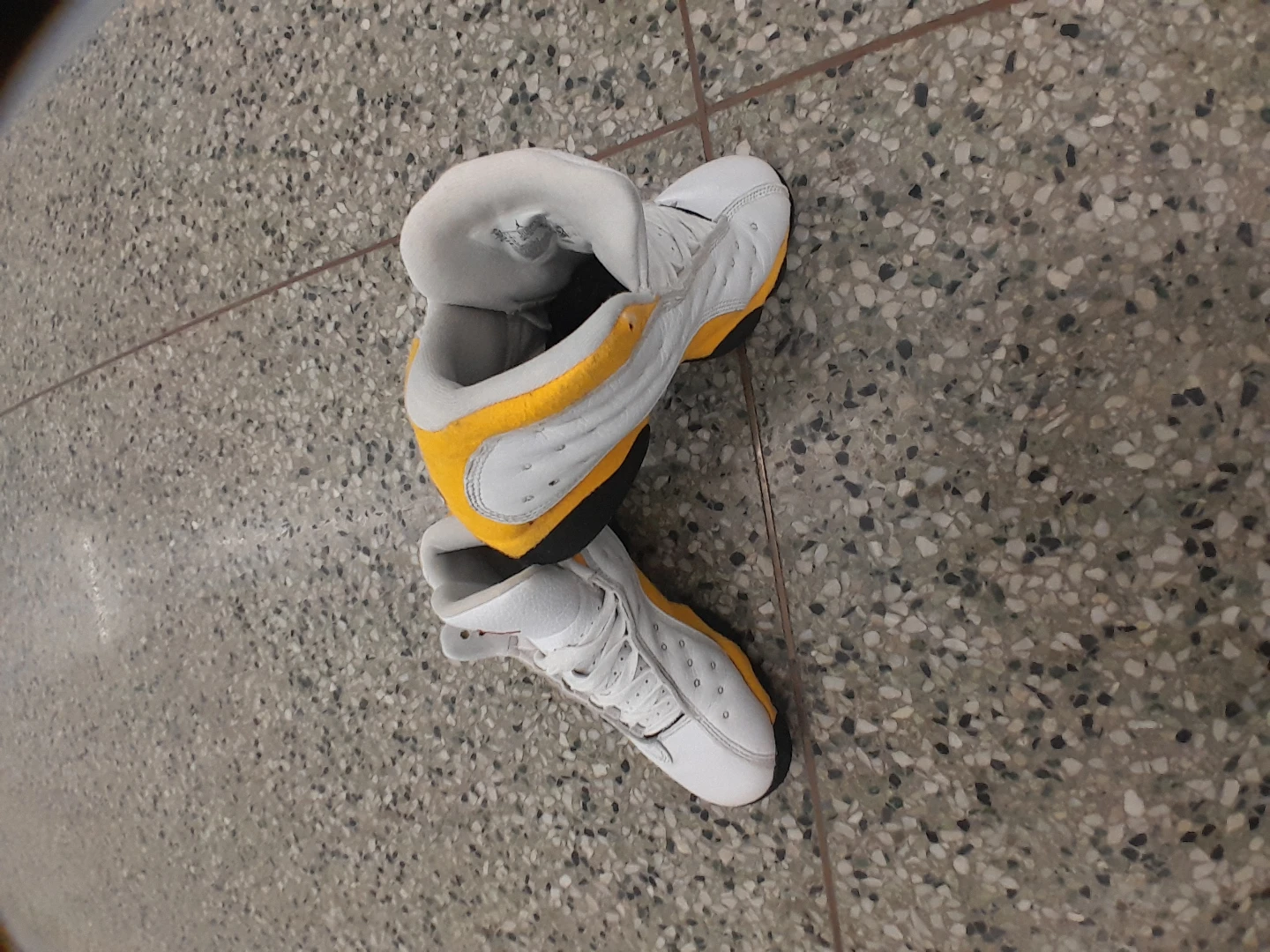 Air Jordan 13 White Yellow Sneakers Teens/Boys Size 6 - photo 5