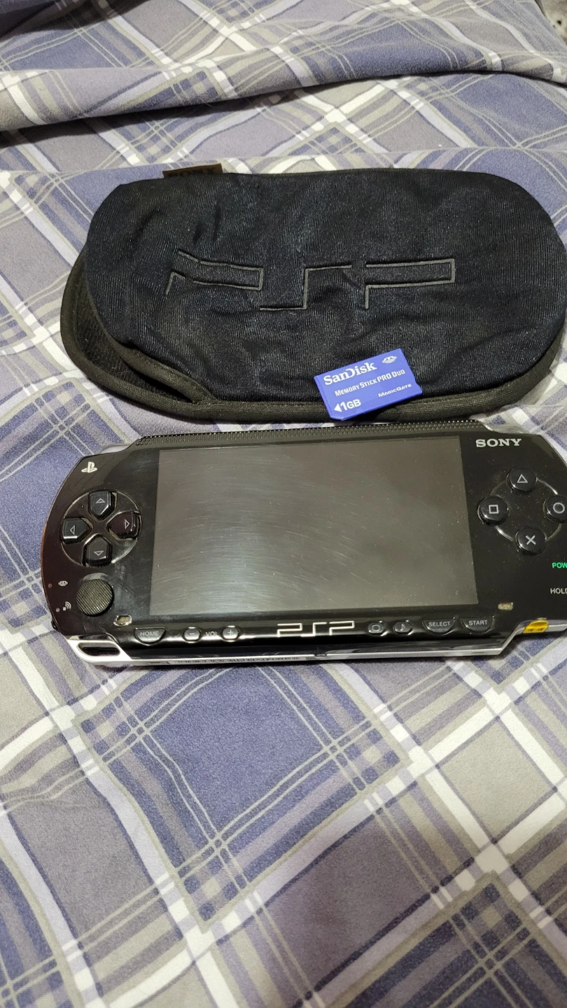 Sony PSP 3000 with 4GB Memory Card and Case - photo 3