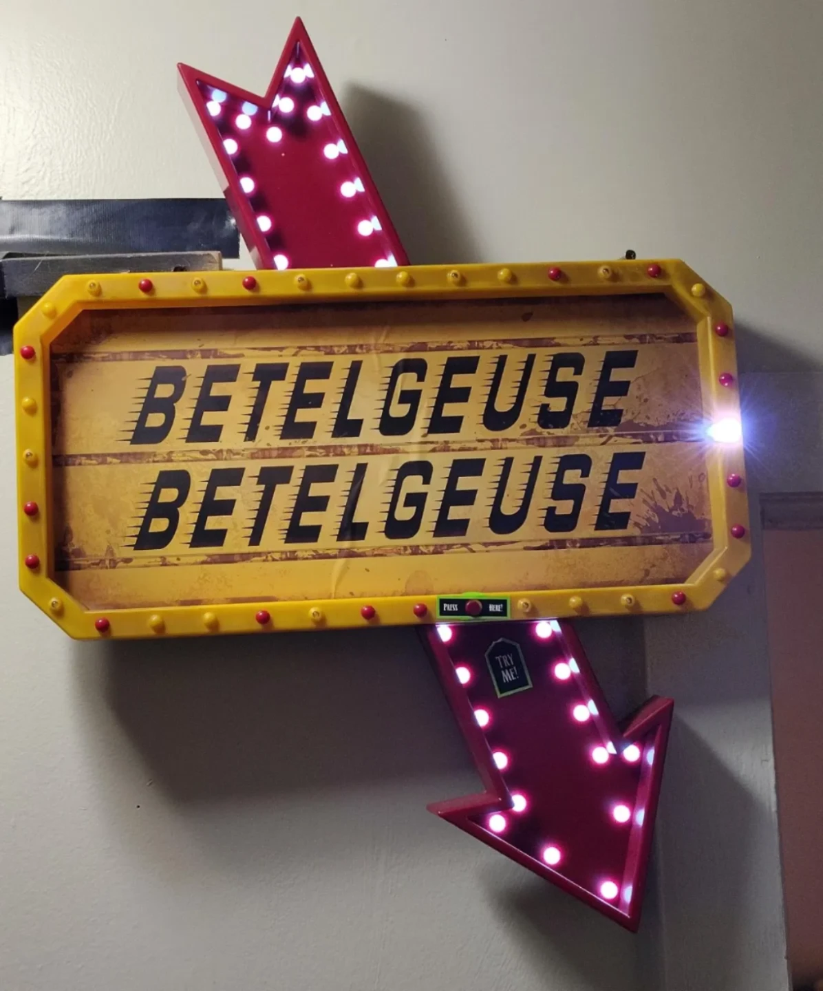 Beetlejuice Light-Up Arrow Sign