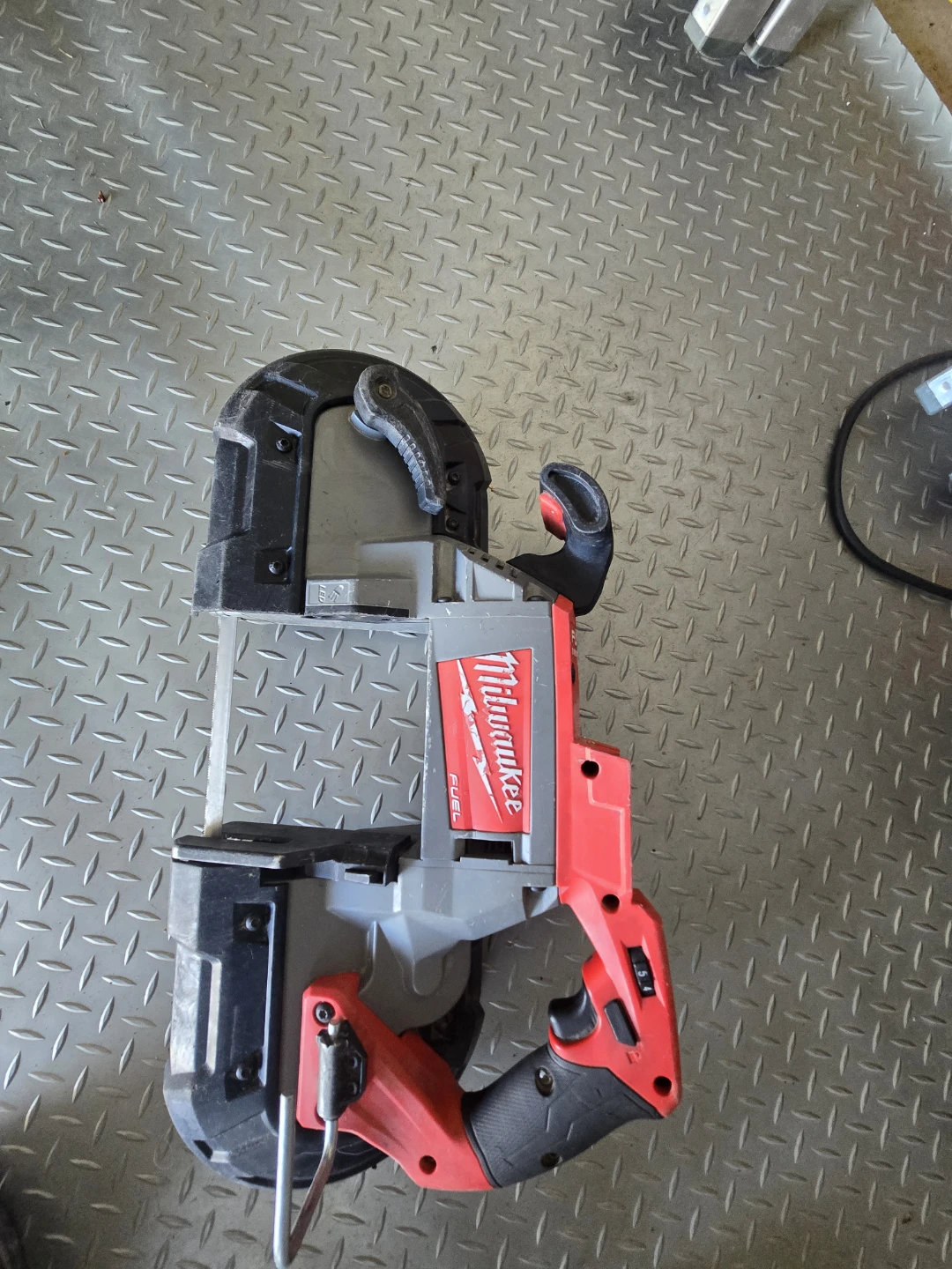 Milwaukee M18  FUEL Band Saw deep cut