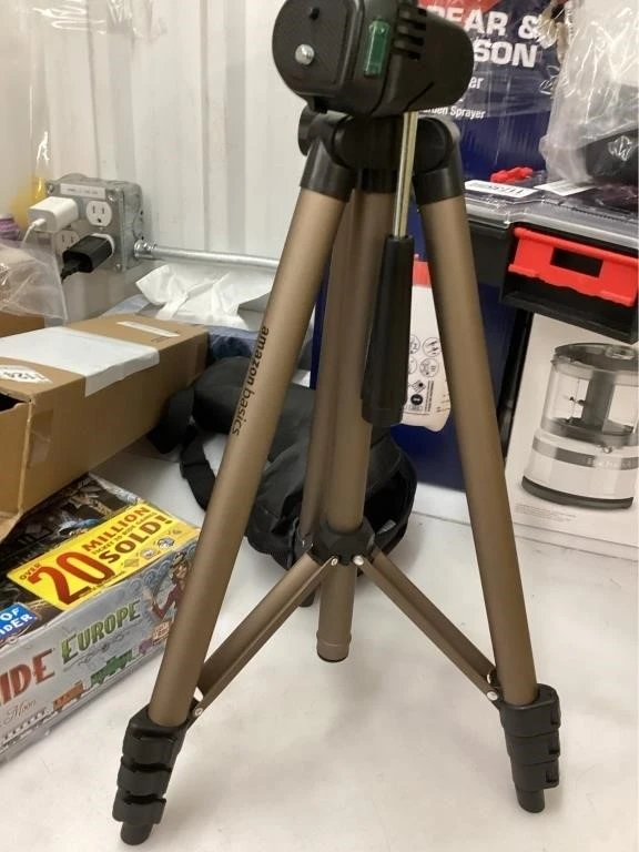 Amazon Basics Lightweight Tripod with Bag - photo 5