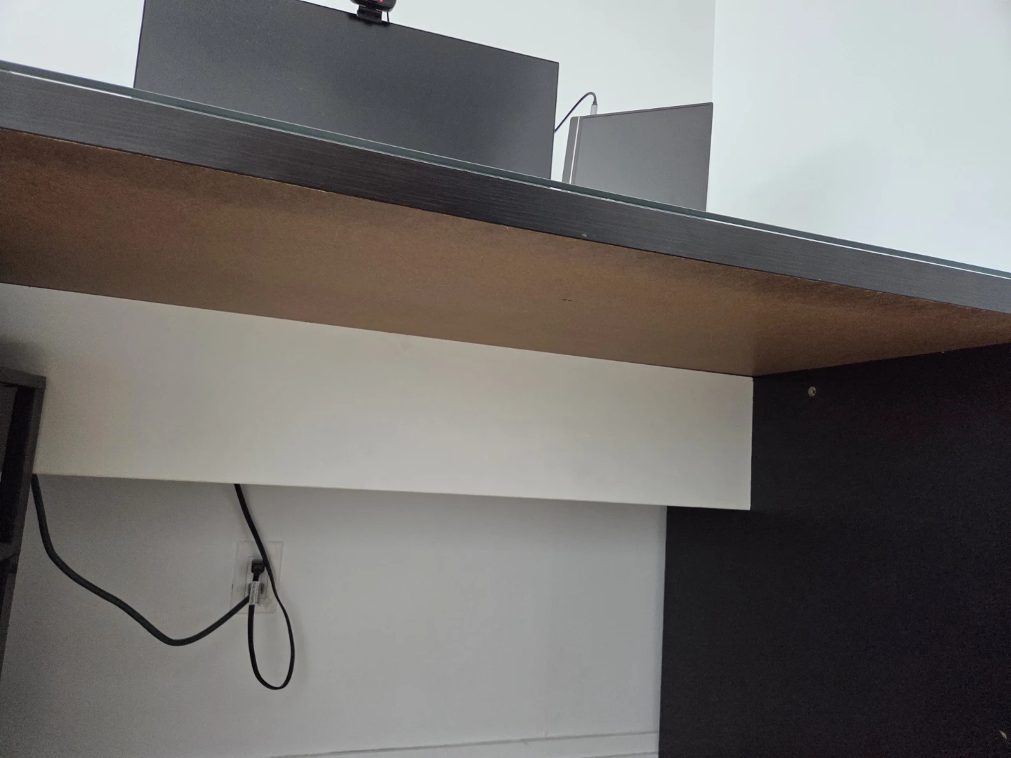 Ikea malm desk with glass top - photo 2