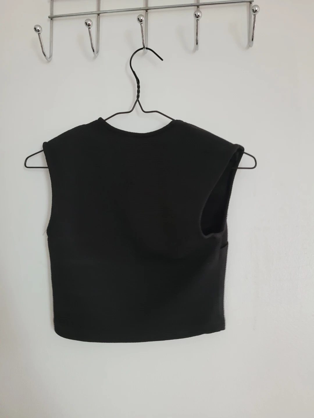 Black V-Neck Cropped Top with shoulder pads - photo 2