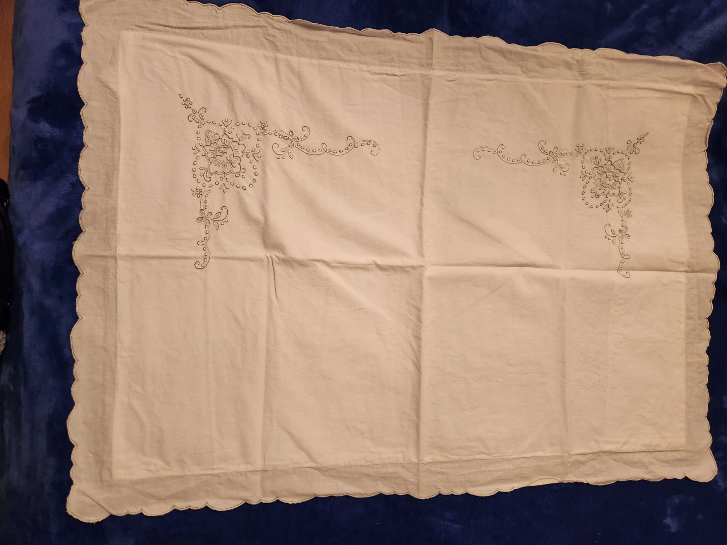 Vintage Embroidered top sheet and pillow shams - photo 2