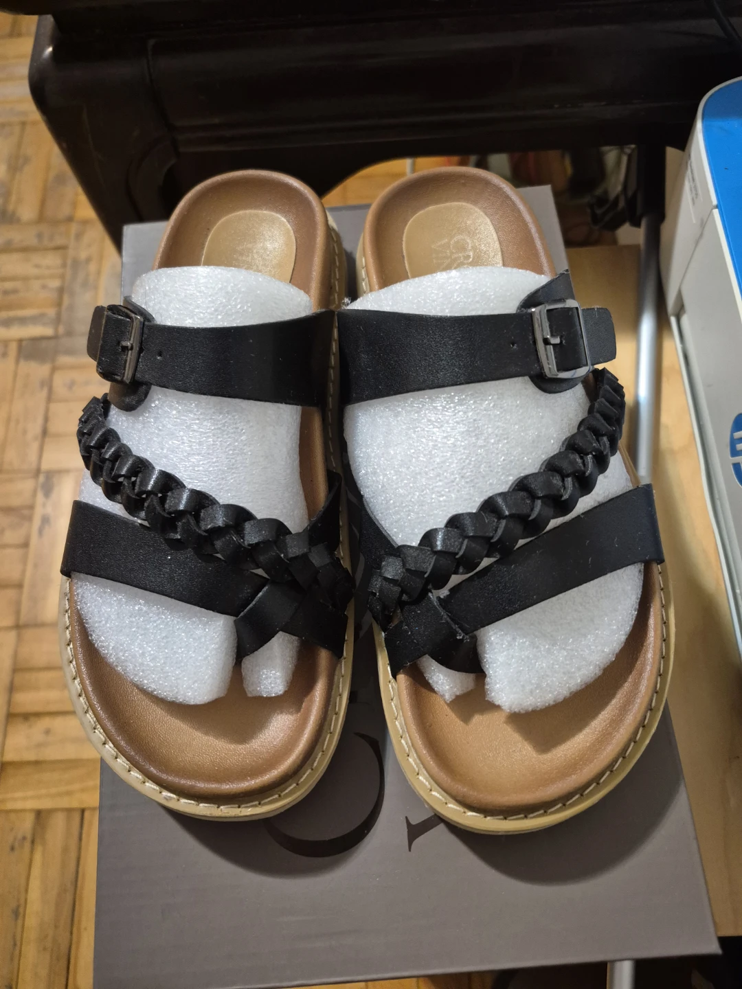 BNIB)Crown Vintage Size 7 Black Braided Strap Sandals