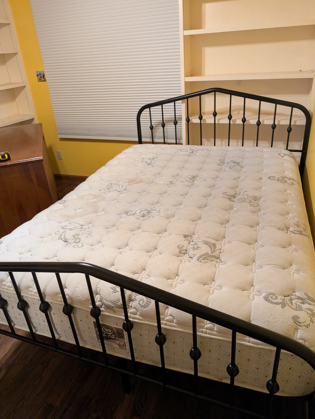 Queen size bed frame - photo 2
