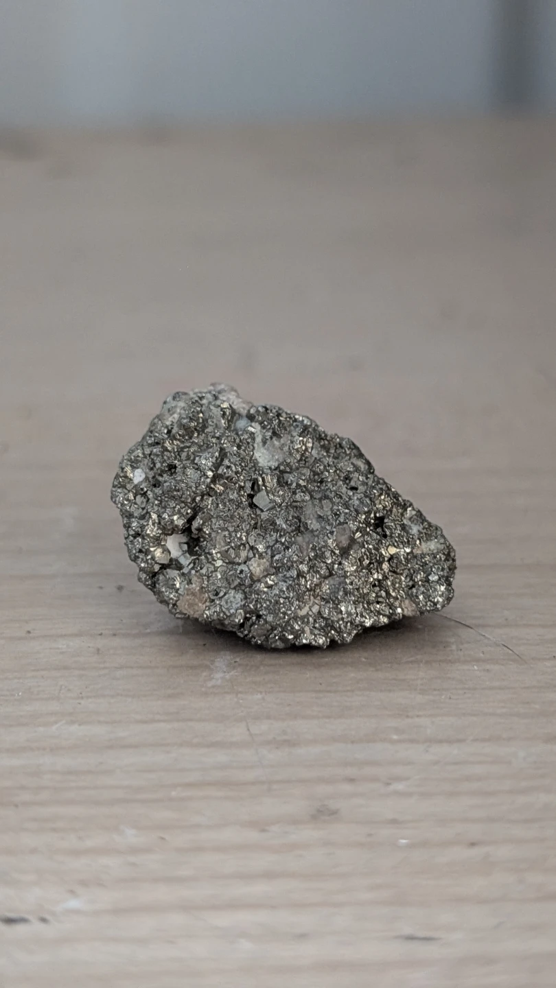 Mined rock from Northwest territories area ⭐⛏️⚜️ - photo 2