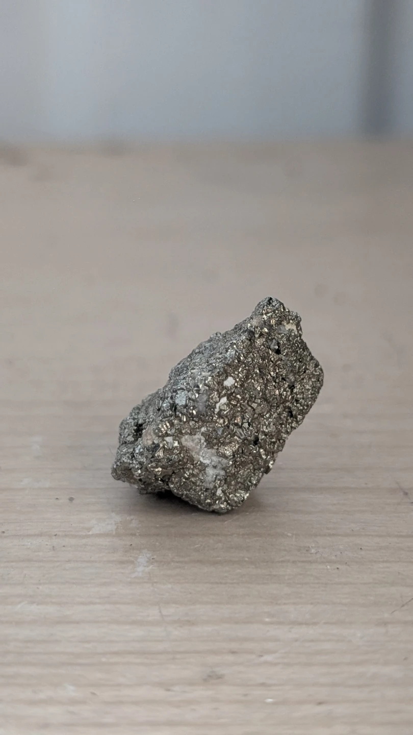Mined rock from Northwest territories area ⭐⛏️⚜️ - photo 3