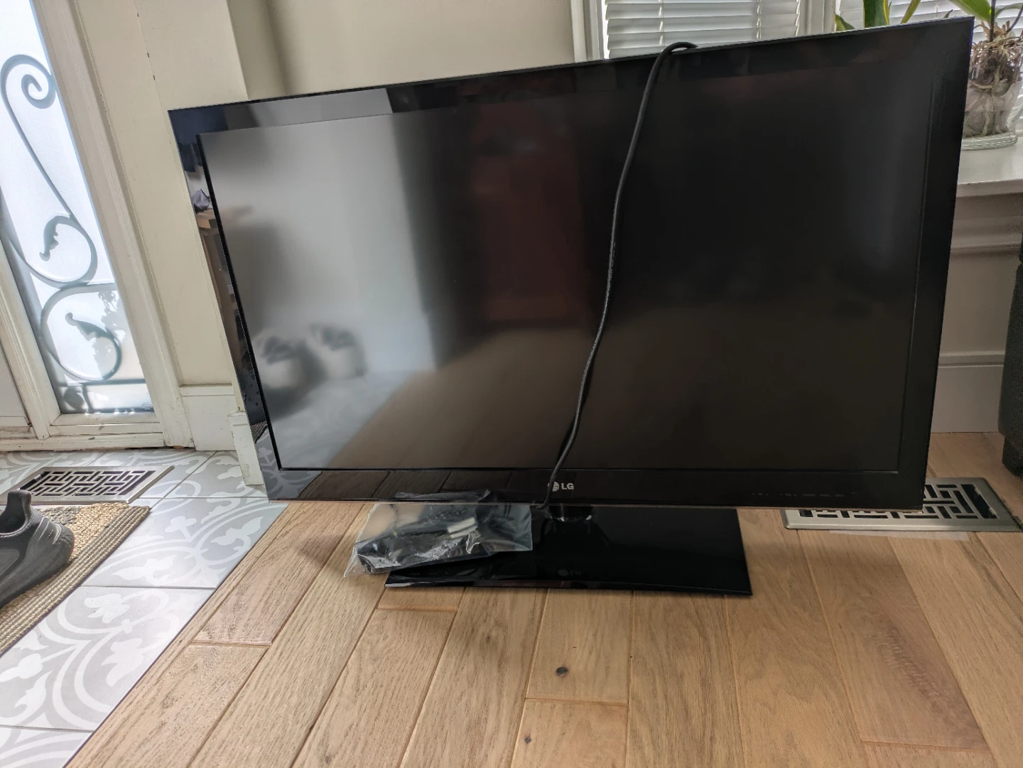 LG Flat Screen TV - photo 4