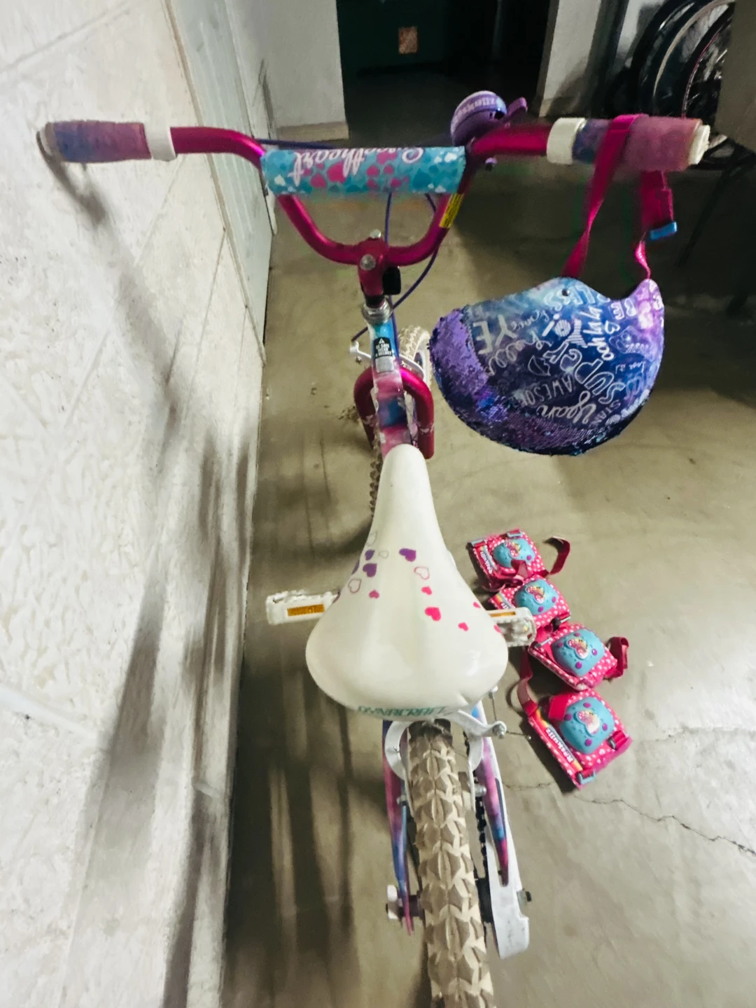 Kids' bike with helmet, knee and elbow pads