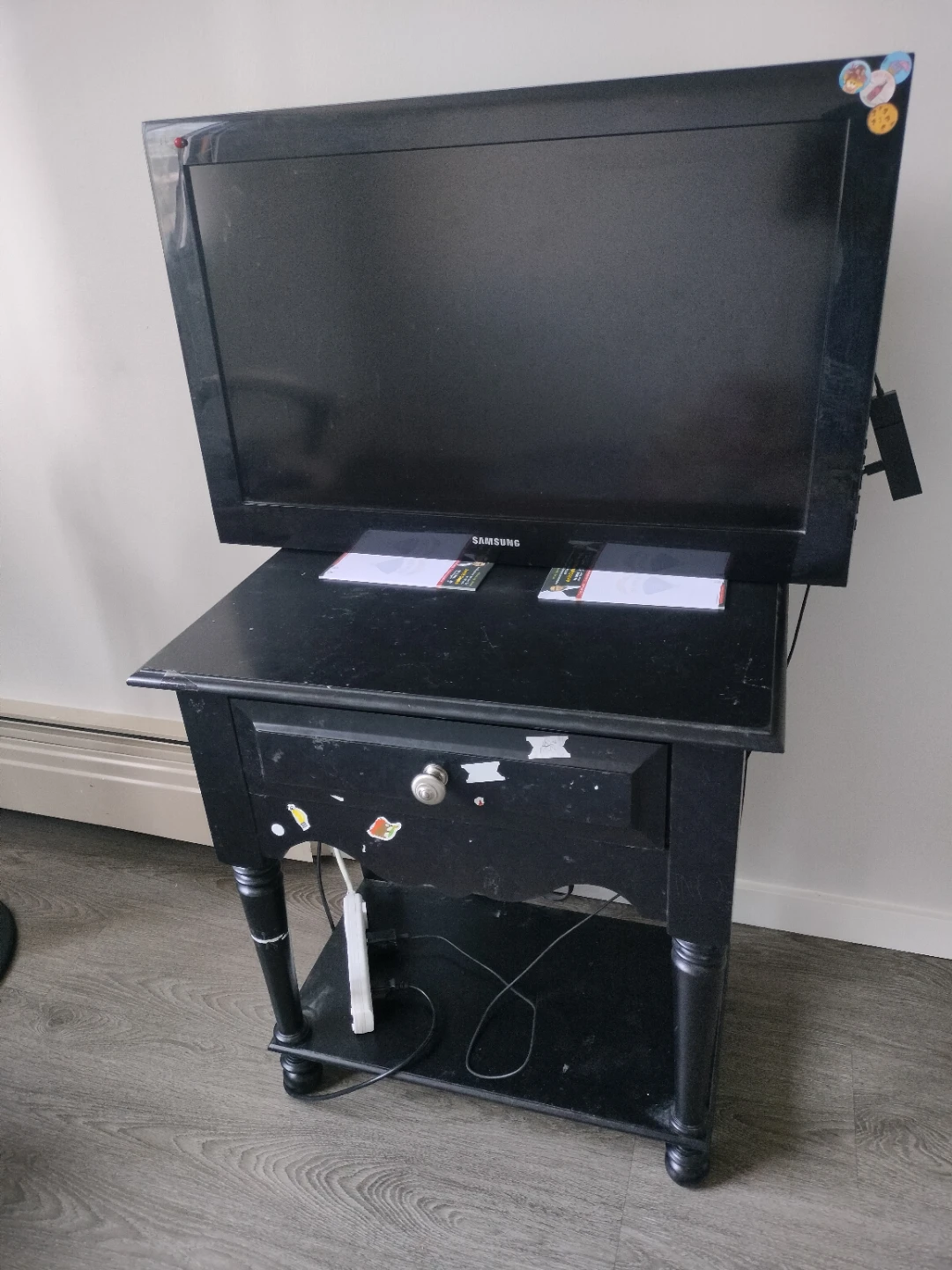Samsung 32 inches TV and Stand - photo 2