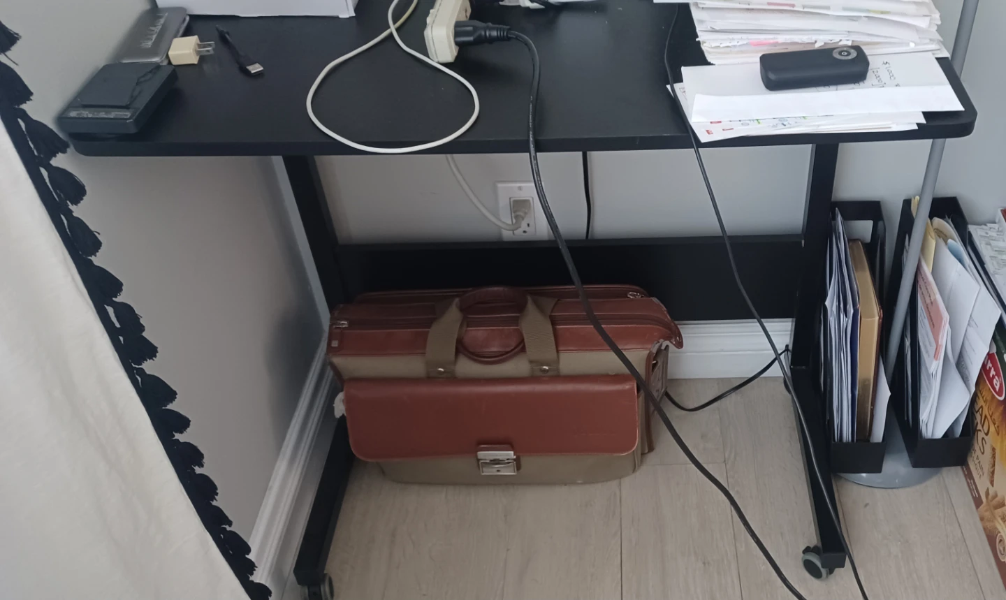 Adjustable height desk with wheels